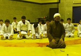 روحانی که هم روانشناس است و هم مربی کاراته