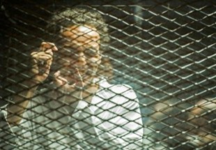 المصور الصحافي المصري محمود أبو زيد المعروف باسم "شوكان" خلال محاكمته في القاهرة في 8 أيلول/سبتمبر 2018.