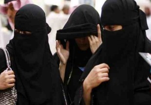 سعوديات يطلقن حملة احتجاج على ارتداء "العباية"