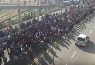 تجمع لمئات المهاجرين القادمين من أمريكا الوسطى على الحدود المكسيكية الأميركية