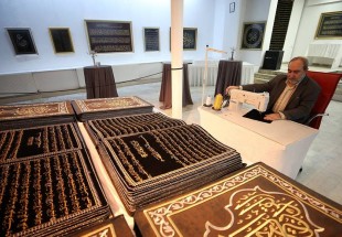 فنان سوري يكتب أول نسخة من القرآن الكريم مطرزة بالكامل