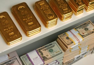 الذهب يستقر قرب ذروته في 5 أشهر مع انخفاض الدولار