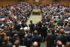 La première ministre britannique reporte le vote du Parlement