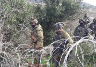 ضابط في الجيش اللبناني يتصدى لجنود الاحتلال
