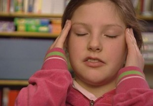 سبب صداع الرأس عند الأطفال .. الإجهاد أم الإصابات؟