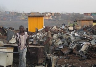 النفايات الإلكترونية في غانا قد تلوث حليب النساء