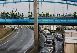 ‘Yellow vests’ block French borders ahead of Christmas, as numbers wane