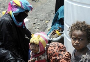 كيف يسرق تحالف العدوان السعودي المساعدات الانسانیة من أفواه الجائعين في اليمن؟