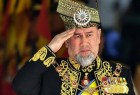 ملك ماليزيا يتخلى عن العرش