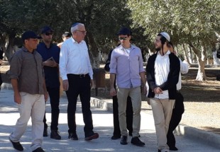 Settlers join Israel agriculture minister to storm Al-Aqsa Mosque