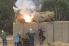 شبان غزيون يحرقون مواقع قناصة الاحتلال شرق جباليا
