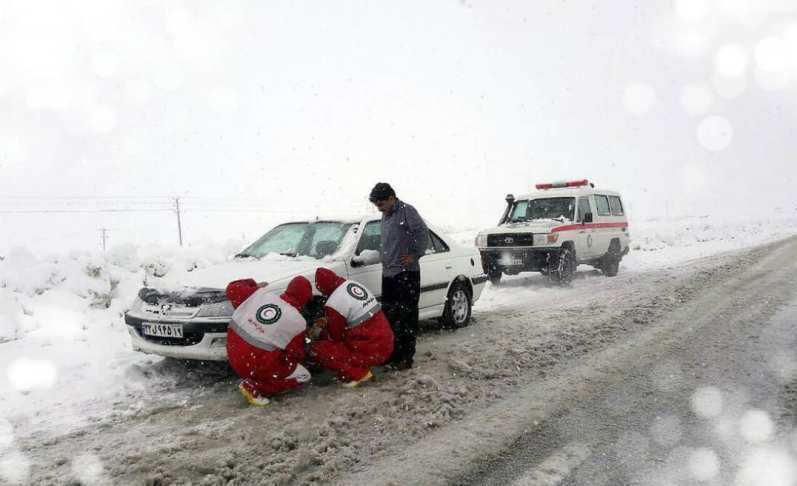 اغاثة اكثر من 3 آلاف شخص من الثلوج التي اجتاحت 13 محافظة ايرانية