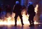 الشرطة اليونانية تطلق قنابل الغاز على محتجين