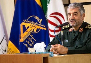 فرمانده سپاه: همه امکانات دشمن بسیج شده تا اقدامات مثبت را وارونه نشان دهد