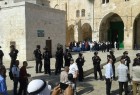 ضباط وجنود صهاينة برفقة المستوطنين يدنسون المسجد الأقصى  وقبة الصخرة