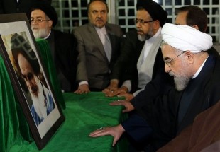 روحاني وأعضاء الحكومة يجددون العهد مع مبادئ الإمام الراحل (ره)
