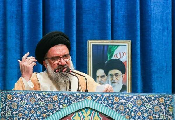 خطيب جمعة طهران : صواريخنا ستنزل كالصاعقة على رؤوس المعتدين