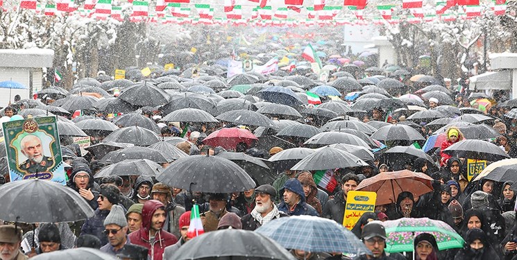 الإيرانييون يحيون ذكرى إنتصار الثورة الإسلامية تحت الأمطار الغزيرة والبرد القارس وتساقط الثلوج..