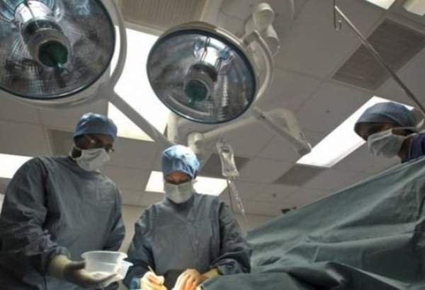 عملية جراحية بالعمود الفقري لجنين في رحم أمه
