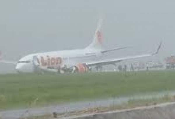 انزلاق طائرة على مدرج مطار بإندونيسيا وإجلاء ركابها