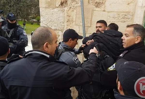 Israeli troops attack congregation prayers, close al-Aqsa Mosque gate