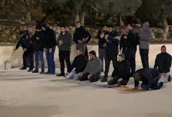 فلسطينيون يؤدون الصلاة  عند "باب الرحمة" بالأقصى