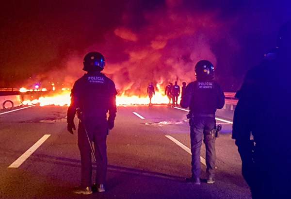 محتجون يحرقون إطارات السيارات ويحاولون قطع طرق في كتالونيا