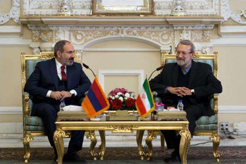 لاريجاني يؤكد على تنمية التعاون الاقتصادي بين ايران وارمينيا