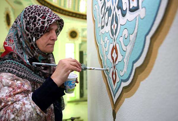 Turkish woman completes late husband’s last unfinished work of Islamic calligraphy in mosque