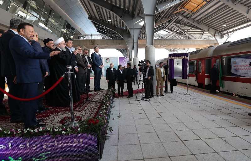 الرئيس الايراني يدشن خط "قزوين – رشت" السككي