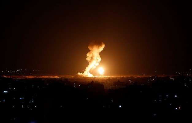 غارات عنيفة على غزة... وتل أبيب تفتح جميع الملاجئ