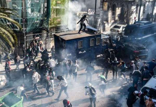 Heurts entre policiers et manifestants algériens au coeur d