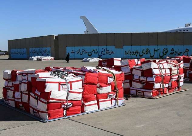 تم تسليم تبرعات من اليابان إلى جمعية الهلال الأحمر الإيرانية للمنکوبين بالفیضانات