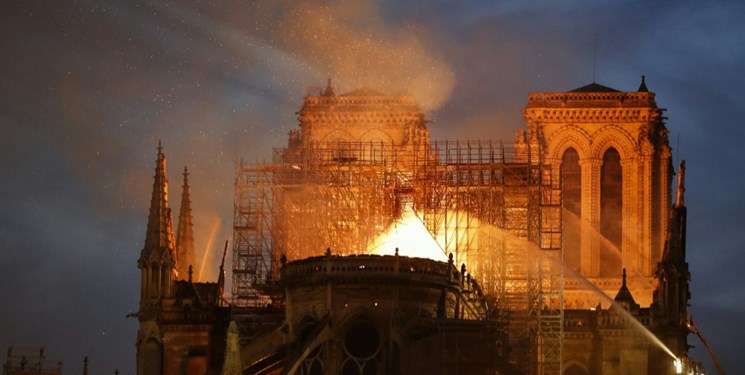 اندلاع حريق في كاتدرائية نوتردام التاريخية وسط باريس