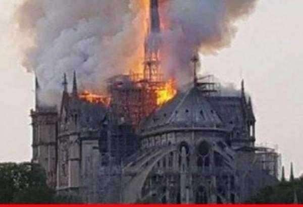 الفاتيكان يعرب عن حزنه الشديد عقب حريق كاتدرائية نوتردام
