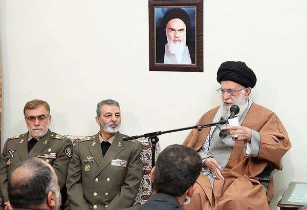 الامام الخامنئي يستقبل جمعاً من قادة الجيش الايراني