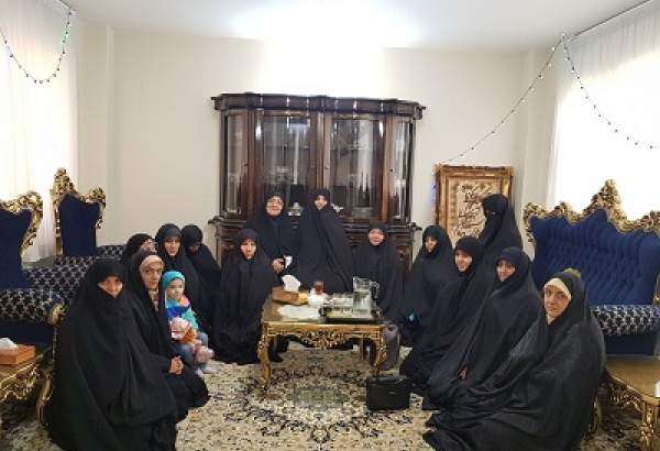 برگزاری جلسه امام علی(ع) شناسی با حضور خانواده شهدا در منزل شهید سرلشکر حجت الله دستجانی