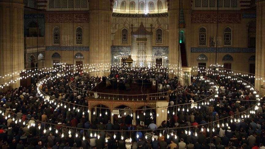 الأتراك يحيون ليلة النصف من شعبان ،بالابتهالات وتلاوة القرآن