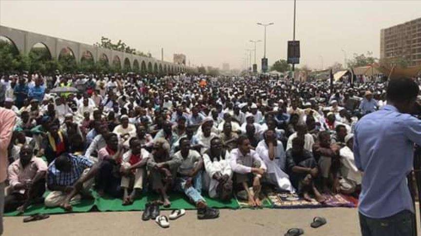 الآلاف يؤدون صلاة الجمعة بمقر الاعتصام في الخرطوم