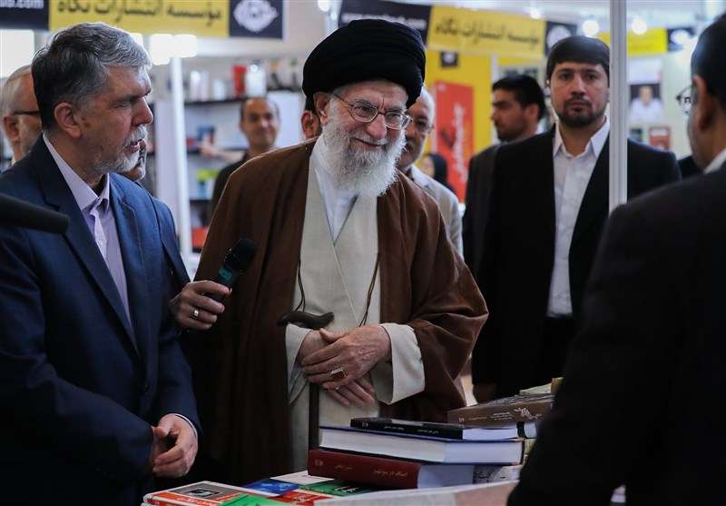 الامام الخامنئي يزور معرض طهران الدولي للكتاب