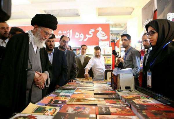 Le Guide suprême visite le Salon international du Livre de Téhéran