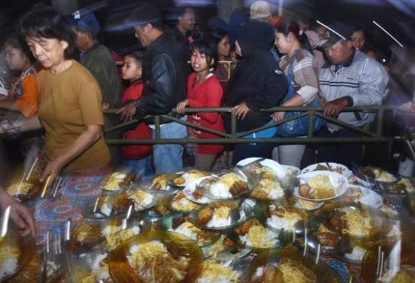 بودایی های اندونزی به مسلمانان افطاری می دهند