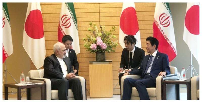 ظريف يجري مباحثات مع رئيس وزراء اليابان