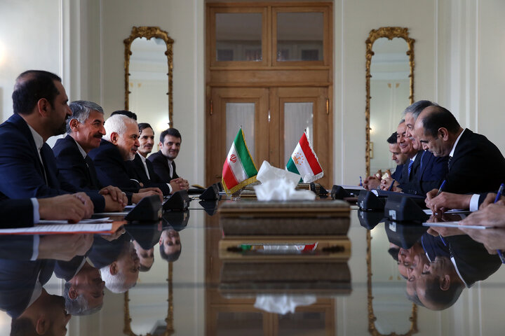 وزيرا الخارجية الإيراني والطاجيكي يجتمعان في طهران