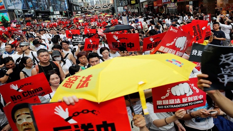 اشتباكات وأزمة سياسية في هونغ كونغ على خلفية قانون تسليم المطلوبين للصين