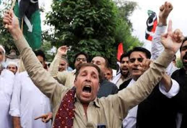 پاکستان میں سیاسی رہنماوں کی گرفتاری پر شدید رد عمل آنے لگا