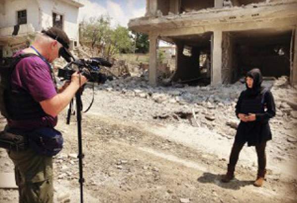 حضور گروه تلویزیونی آمریکایی با لباس تروریست‌ها در سوریه!