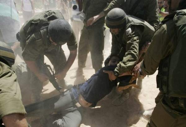 العدو الصهيوني يعتقل 11 فلسطينيا بينهم ثلاثة أطفال