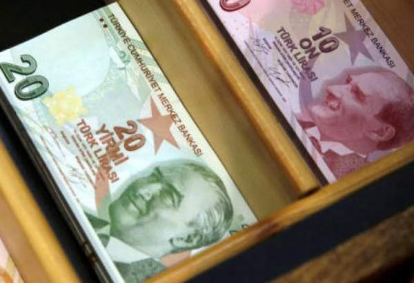 الليرة التركية تتراجع أمام الدولار بسبب مخاوف من عقوبات أمريكية
