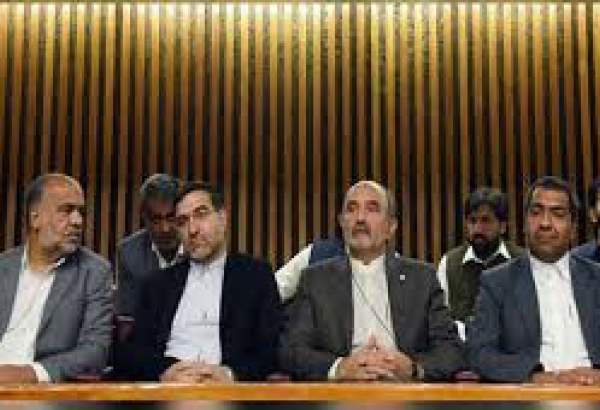 پاکستان کی اسمبلی میں کاروائی روک کر ایرانی پارلیمنٹیرین کا استقبال